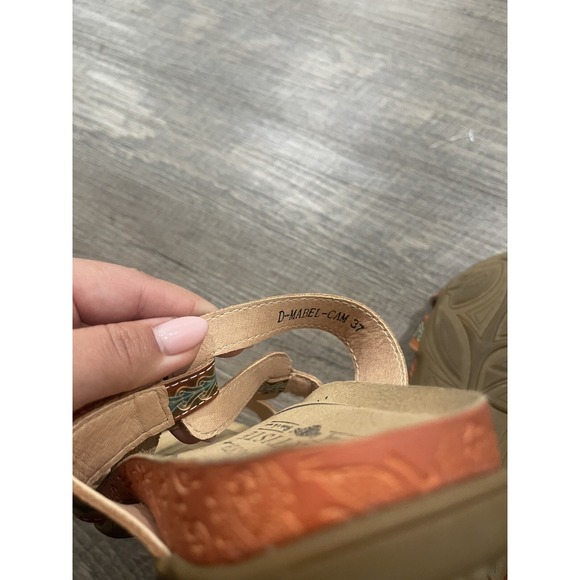 L'Artiste by Spring Step Sandals Size 7 EU 37 Artsy Flip Flops Hand Painted NWOT - Picture 4 of 5